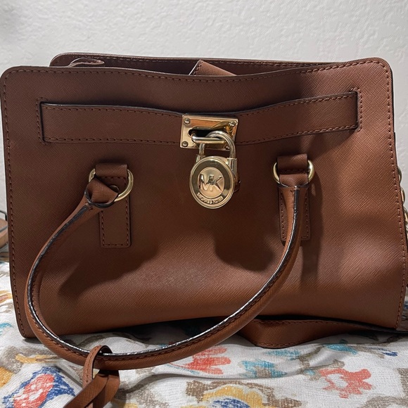 Michael Kors Hamilton Mk Satchel Bag Khaki
Saffiano Leather Padlock - Picture 1 of 8